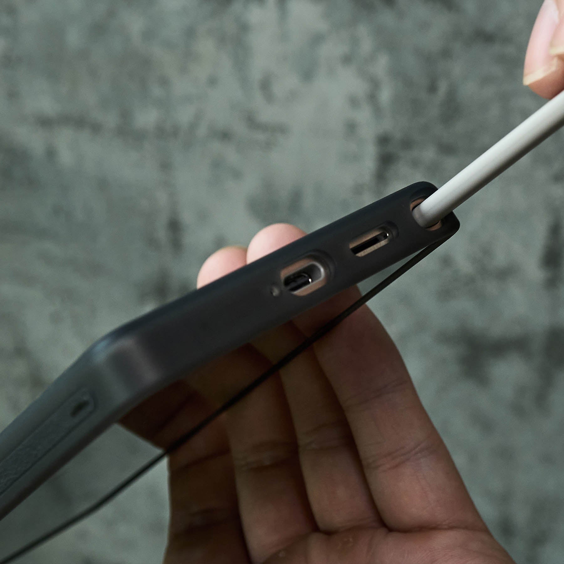 aulumu S25 Frosted Caseを装着したGalaxy S25 Ultraの下部側面ショット 精密にカットされた充電ポートとSペンホール 滑りにくいフレームを強調