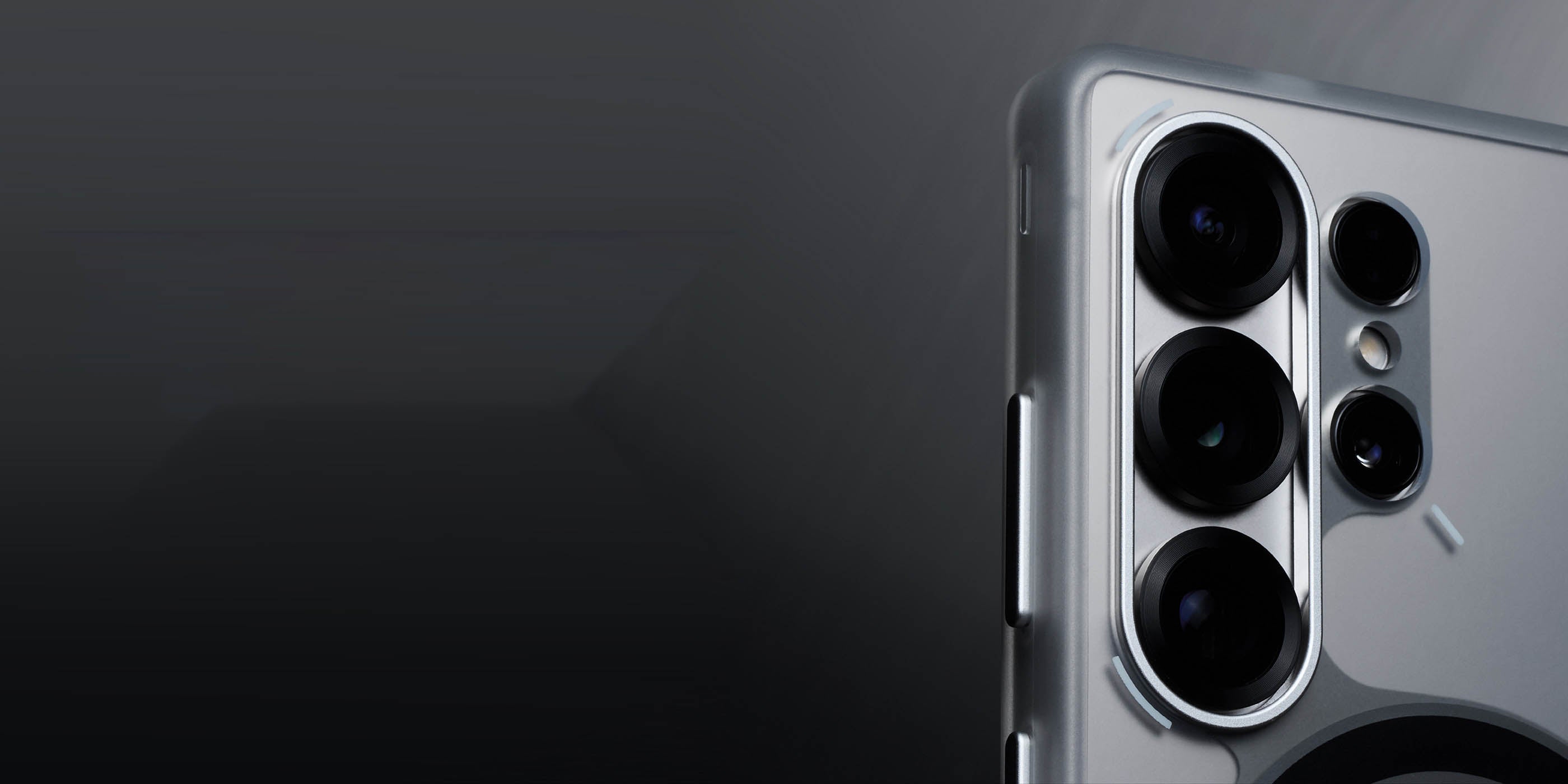 aulumu S25 Frosted Caseを装着したGalaxy S25 Ultra背面上部のクローズアップ アルミ製カメラリングとメタルボタンの高級感ある質感
