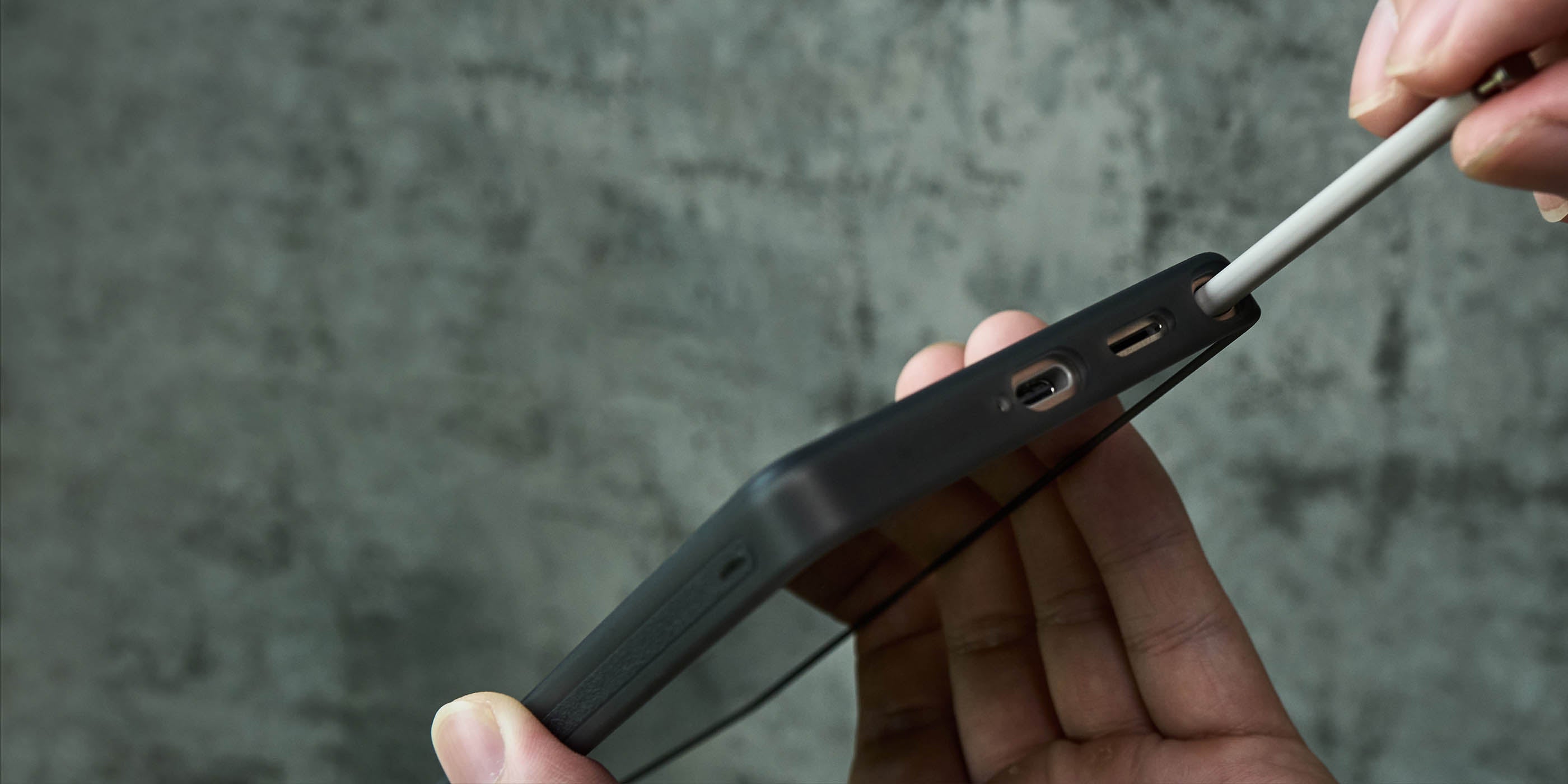 aulumu S25 Frosted Caseを装着したGalaxy S25 Ultraの下部側面ショット 精密にカットされた充電ポートとSペンホール 滑りにくいフレームを強調