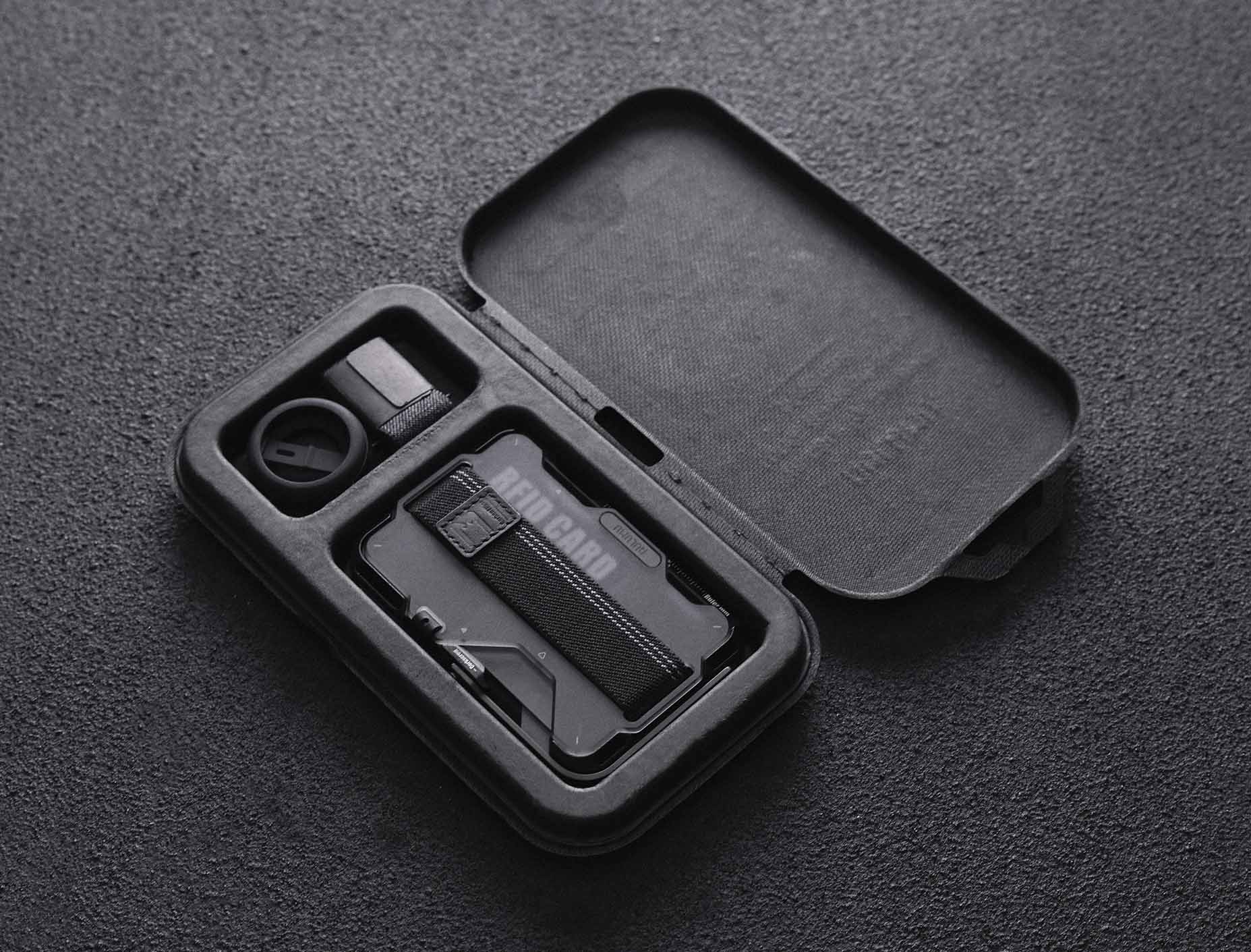 aulumu G03 MagSafe対応フロストカードケースウォレットのパッケージ内容 100％リサイクル素材トレーに本体カードケースとRFIDブロッキングカード AirTagスタンド 交換用伸縮ストラップが収められている様子