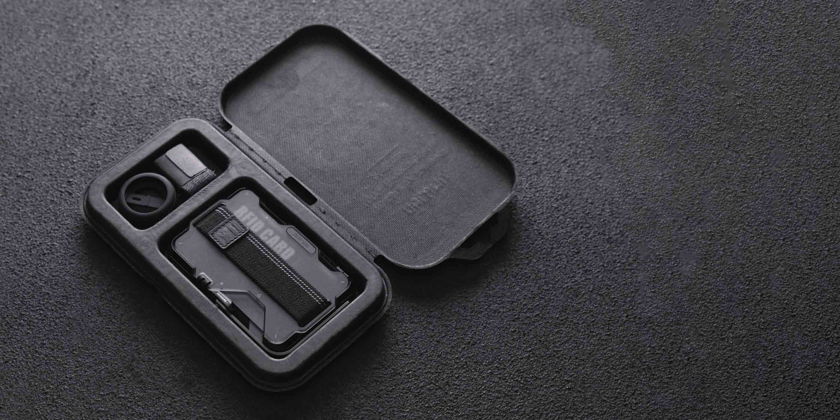 aulumu G03 MagSafe対応フロストカードケースウォレットのパッケージ内容 100％リサイクル素材トレーに本体カードケースとRFIDブロッキングカード AirTagスタンド 交換用伸縮ストラップが収められている様子