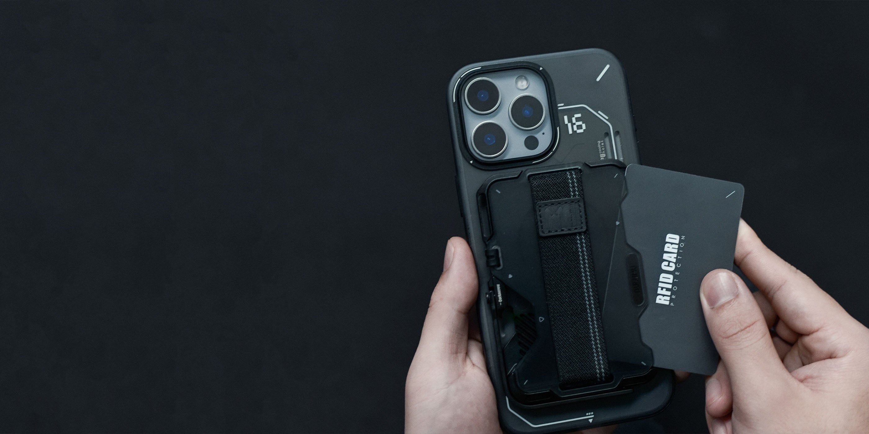 aulumu G03 MagSafe対応フロストカードケースウォレット ブラックを装着したiPhoneからRFIDカードを取り出している手元ショット カードを簡単に管理できる様子