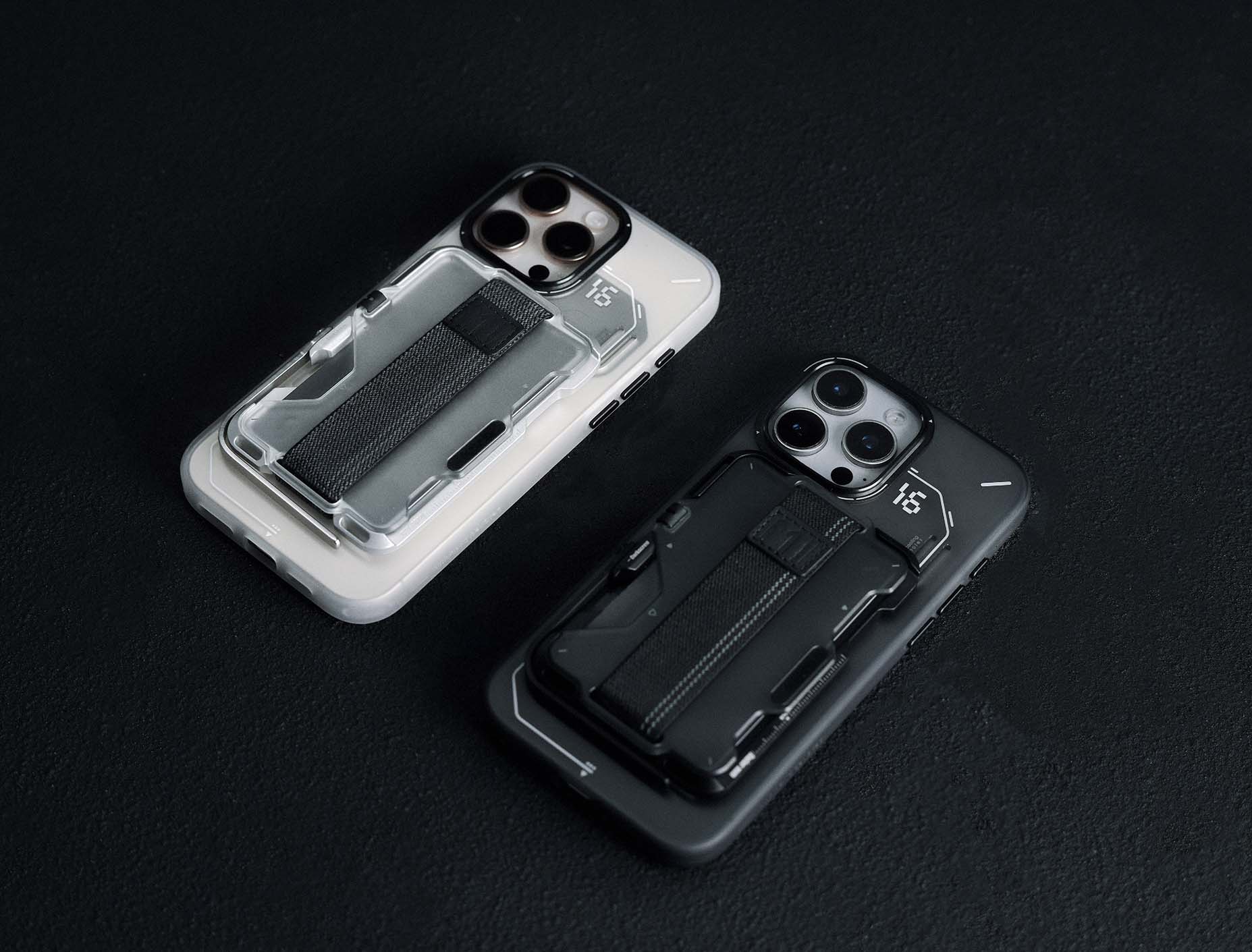 aulumu G03 MagSafe対応フロストカードケースウォレット クリアとブラックの2色を装着したiPhoneを並べたトップビュー 高品質アルミ合金フレームとフロストカバーのデザイン