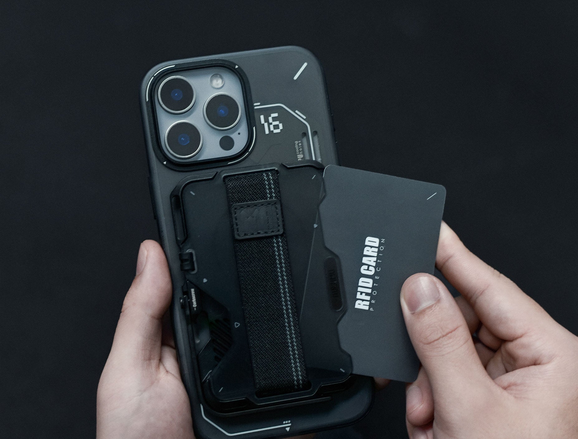 aulumu G03 MagSafe対応フロストカードケースウォレット ブラックを装着したiPhoneからRFIDカードを取り出している手元ショット カードを簡単に管理できる様子