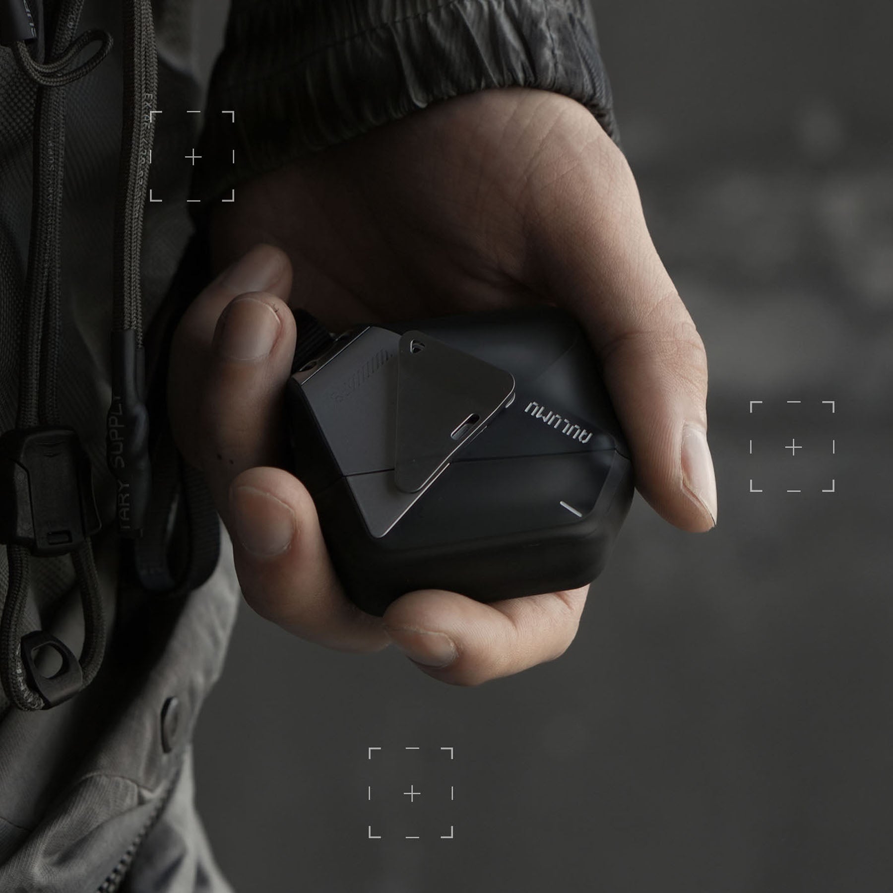 ブラックのA29 AirPods 4ケースを片手で握った人間工学に基づくグリップ感のイメージ