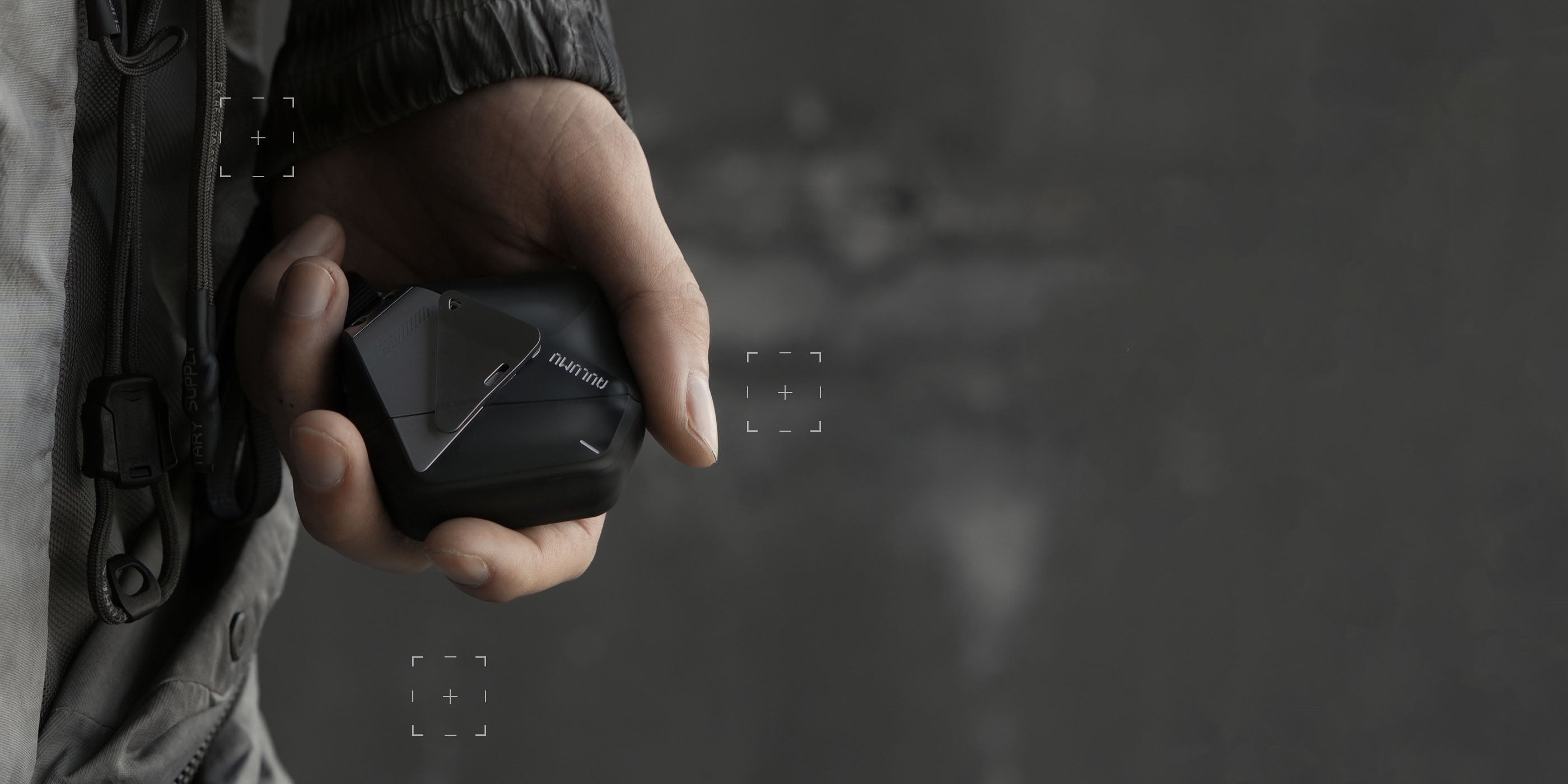 ブラックのA29 AirPods 4ケースを片手で握った人間工学に基づくグリップ感のイメージ