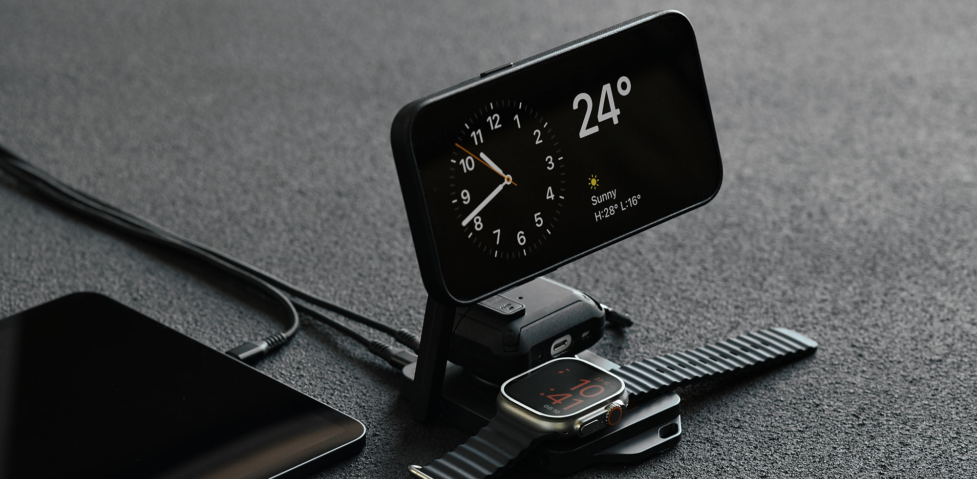 iPhone・Apple Watch・AirPods ケースを同時に載せて充電しながら、スタンド部分で時計表示をしている AULUMU 4-in-1 ワイヤレス充電ドック